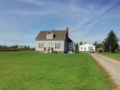 Jolie Maison Lumineuse Avec Immense Terrain Et Vue Sur La Baie Des