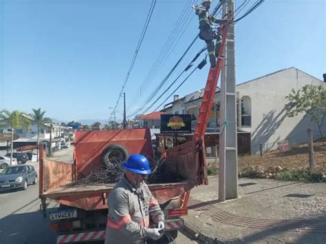 Uma Tonelada De Fios Irregulares Retirada De Postes Em S O Jos