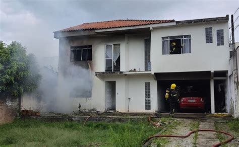 VÍDEO Casa de dois andares pega fogo em Florianópolis