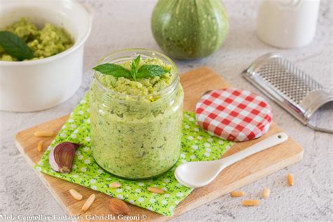 Pesto Di Zucchine Crude Con Mandorle E Pinoli Pronto In Minuti