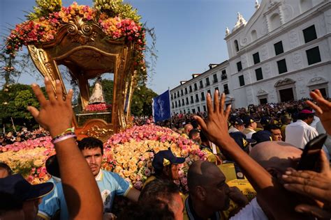 Fiéis celebram a volta do Círio de Nossa Senhora de Nazaré em Belém