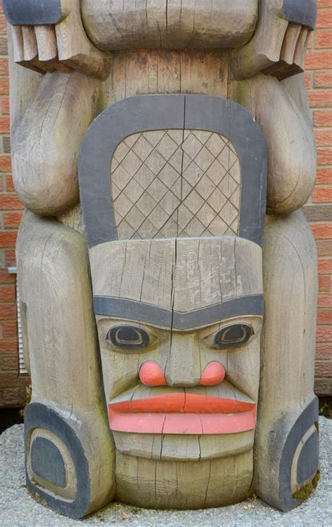 Totem pole in Duncan editorial stock photo. Image of city - 175859998