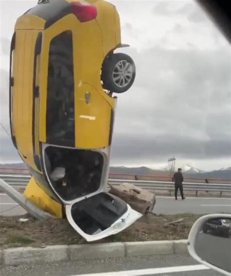 Van da garip kaza Elektrik direğine çarpan araç dik şekilde kaldı