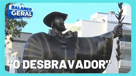 Monumento O Desbravador é reinaugurado em Chapecó