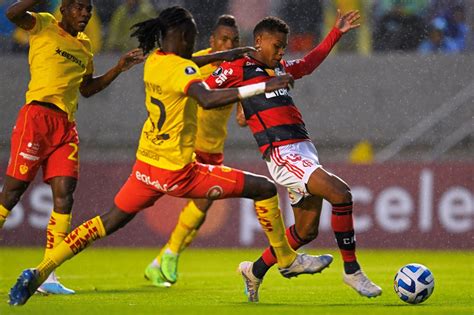 Derrota na Libertadores aumenta pressão em cima de Vítor Pereira no