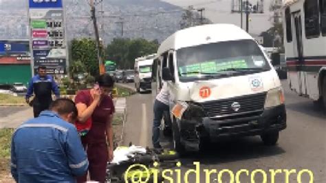 Urge Ambulancia Pareja De Motociclistas Es Arrollada Por Camioneta De