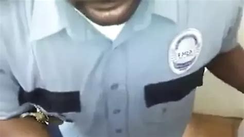 Ein lustiger weißer Typ und ein hängender schwarzer Hengst beim Sex xHamster