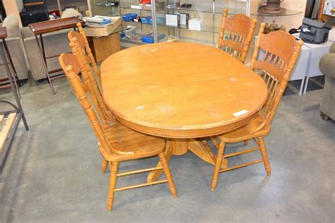 ROUND OAK DINING TABLE WITH 4 PRESSBACK CHAIRS AND LEAF - Big Valley ...