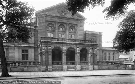 Photo of Cheltenham, Town Hall 1923 - Francis Frith