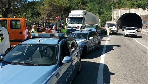 Grave Incidente Sulla Statale 107 Nella Galleria Crocetta Muore