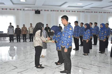 Serahkan Sk Pns Dan Lantik Jabatan Fungsional Tertentu Ini Pesan Wabup