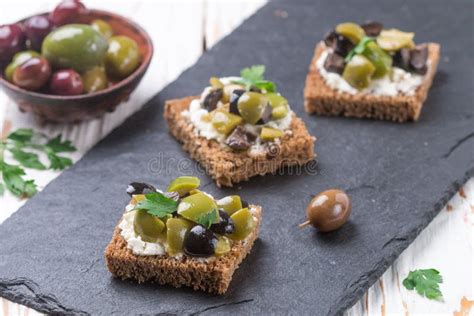 Canape De La Tostada Del Pan De Rye Con Las Aceitunas De Kalamata