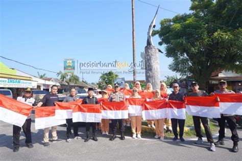 Semarak Hut Ri Pemkab Pesibar Bagi Bagi Bendera Merah Putih