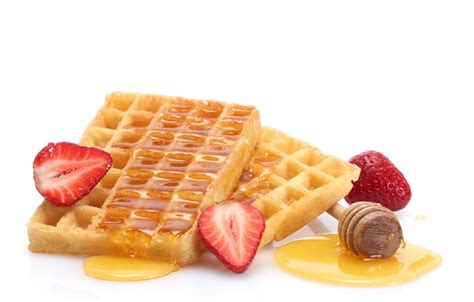 Waffles Belgas Con Miel Y Fresas Aislados En Blanco Foto Premium