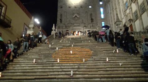 Alumnos Dan Forma A La Ofrenda Monumental En Las Escalinatas De La