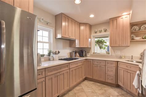 42 Inch Maple Cabinets In The Kitchen Maple Cabinets Cabinet Kitchen