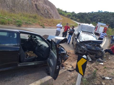 Dois Ve Culos Batem De Frente Na Mg Em Caratinga Duas Pessoas