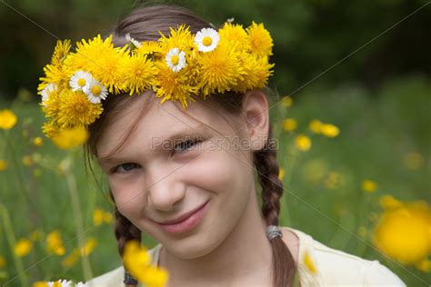 Mädchen mit Blumen auf einer Wiese in der Natur - Lizenzfreies Foto ...