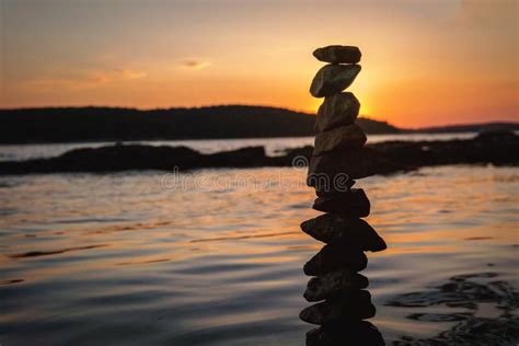 O Zen Equilibrou As Pedras Empilhadas Na Costa De Mar No Por Do Sol