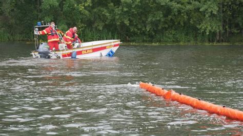 Öl auf Gewässer Freiw Feuerwehr Celle