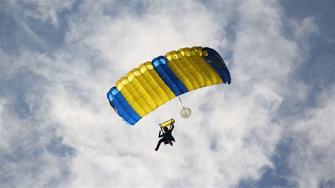 Standard post about parachuting - Minicorp.