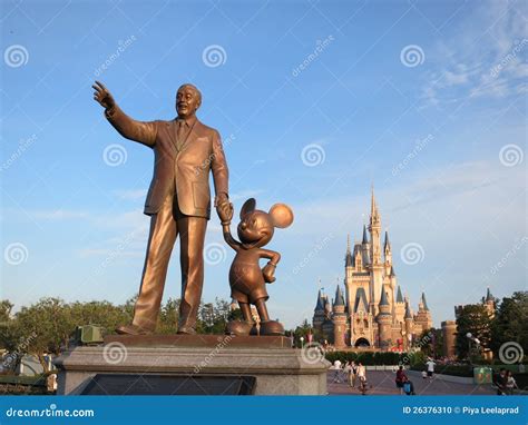 Statue of Walt Disney and Mickey Mouse Editorial Image - Image of ...