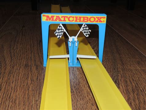 Finishing line of Matchbox Superfast twin loops race track set ...