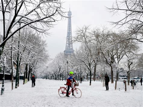 This Is How Parisians Enjoy a Snow Day | Paris sous la neige, Paris