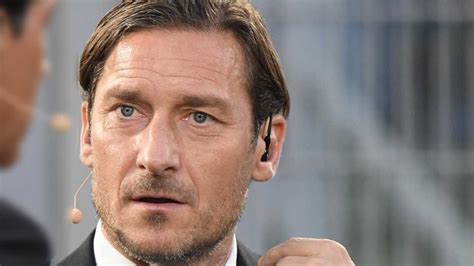 Francesco Totti Furioso Lo Sportivo Pronto A Rompere Il Silenzio Youtube