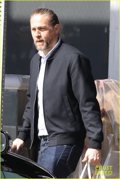 Photo Charlie Hunnam Goes Grocery Shopping In Los Angeles 02 Photo