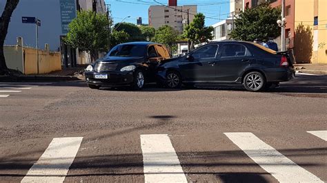 Carros Se Envolvem Em Colis O Em Cruzamento Sem Foro No Centro