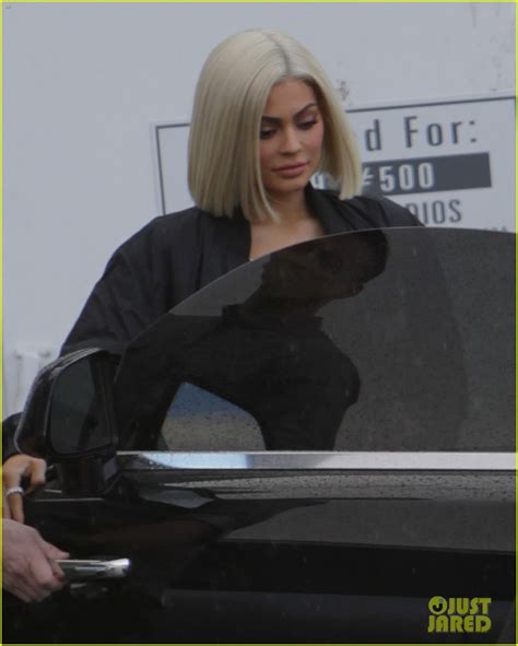 Kylie Jenner Shows Off New Blonde Bob Hairstyle Photo Kylie