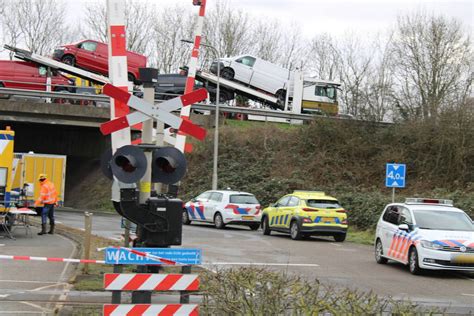 Vrachtwagen Rijdt Van Snelweg Af En Plet Bestelbus Rijksweg A15 R 93 9