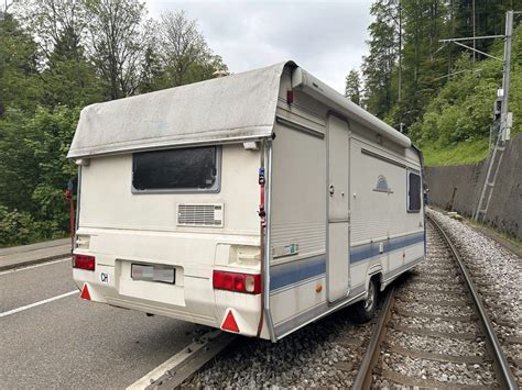 Wohnwagen löst sich und rollt auf das Gleis appenzell24 ch