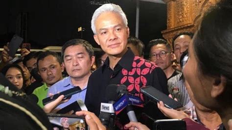 Temui Relawan Di Graha Pena Ganjar Pranowo Jaga Sopan Santun