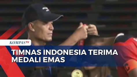 Momen Menpora Dito Ariotedjo Kalungkan Medali Emas Pada Timnas U 22