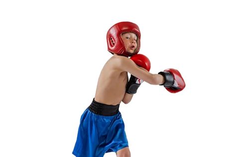 Retrato de niño pequeño niño entrenamiento boxeo aislado sobre fondo