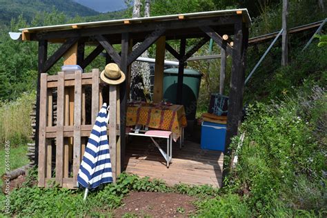 Stockfoto Cabane En Bois Avec Chapeau De Paille Et Parasol Abri De