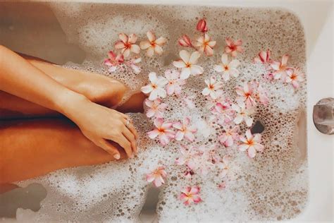 8 Benefits of Soaking Feet in Epsom Salt | Floating At Home