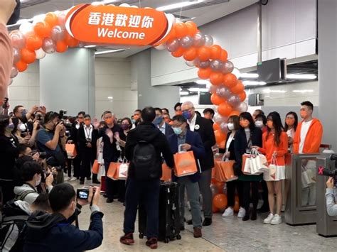 乘搭首班來港高鐵列車 有港人稱歸心似箭 新浪香港