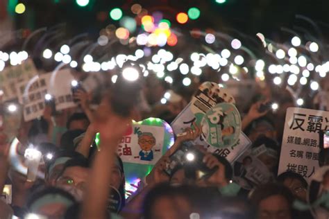 柯文哲涉京華城案遭收押！民眾黨號召集結 上萬小草點亮手機燈海 社會 Nownews今日新聞