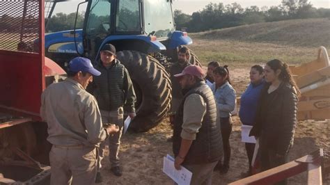 Capacitan en maquinarias e implementos agrícolas a futuros técnicos