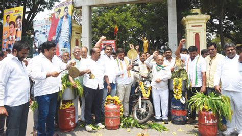 Congress Stages Protest In City Against Rising Fuel Prices Star Of Mysore