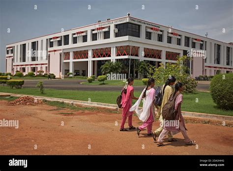 Madurai, India, April 2012. Students walk on the campus of Kalasalingam University Stock Photo ...