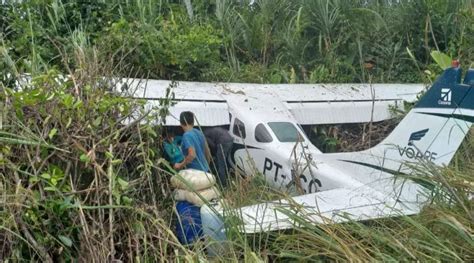 Avião modelo Cessna 206 remédios sai da pista no pouso em terra