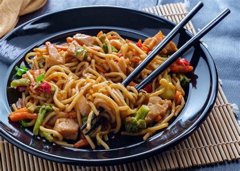 Fideos Chinos Con Pollo Y Verduras Chow Mein Tradicional Pequerecetas