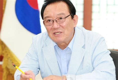 송철호 전 울산시장 사전뇌물수수 등의 혐의로 기소돼 네이트 뉴스