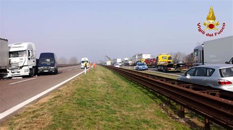 Incidente Sull Autostrada A1 Vicino Roma Scontro Tra Un Tir E Un