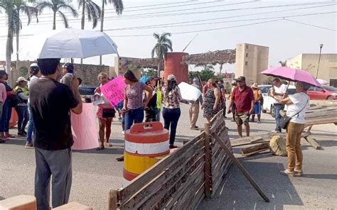 Bloquean Carretera Cayaco Tres Palos Para Exigir Agua Potable El Sol