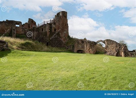 Kenilworth Castle Restored Elizabethan Gardens Editorial Photography ...